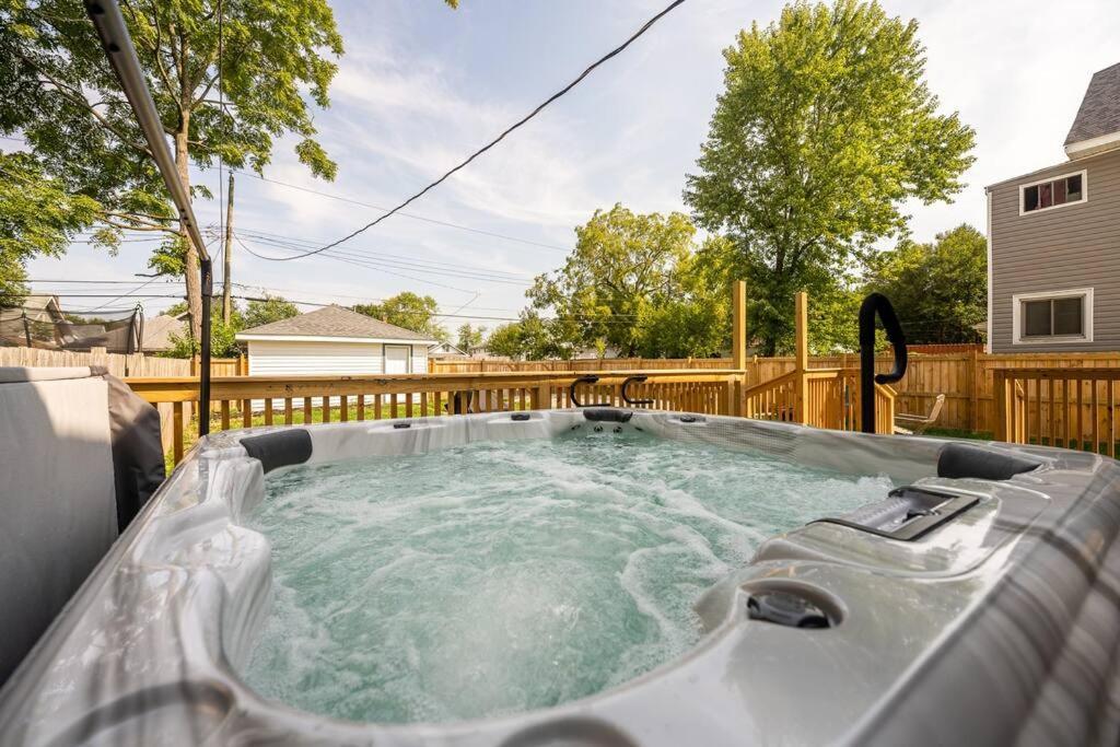 Fun For Everyone W Hot Tub Bbq Patio Villa Indianapolis Bagian luar foto